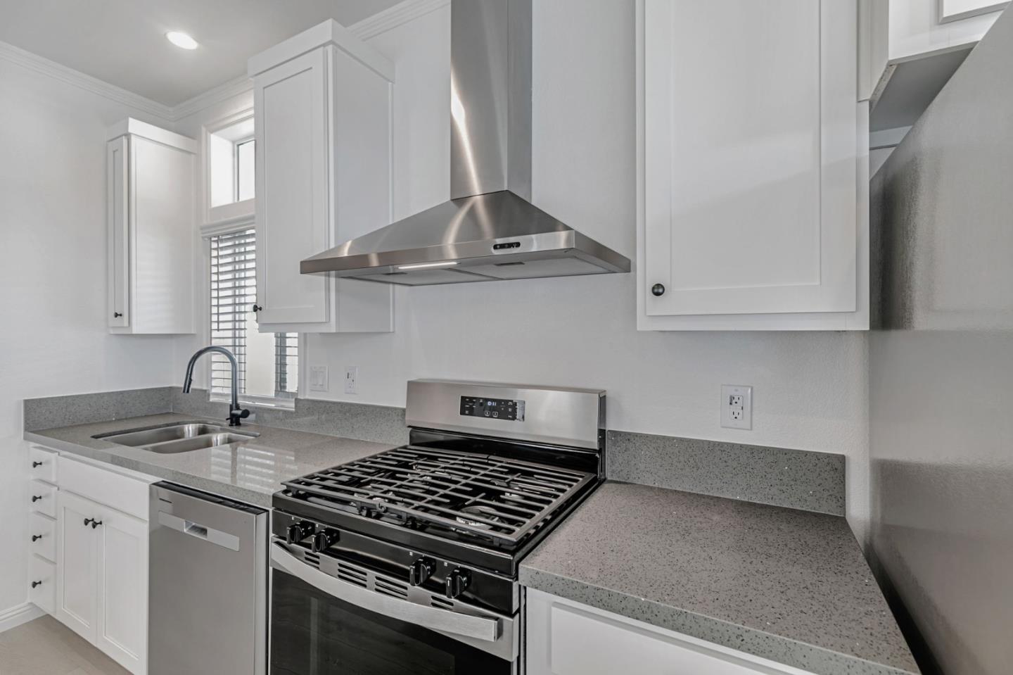 Detail Gallery Image 14 of 36 For 555 Umbarger Rd #131,  San Jose,  CA 95111 - 3 Beds | 3 Baths