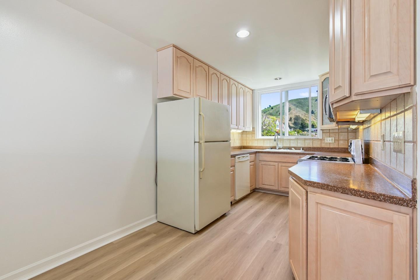 Detail Gallery Image 14 of 63 For 931 Hillside Blvd, Daly City,  CA 94014 - 4 Beds | 1/1 Baths
