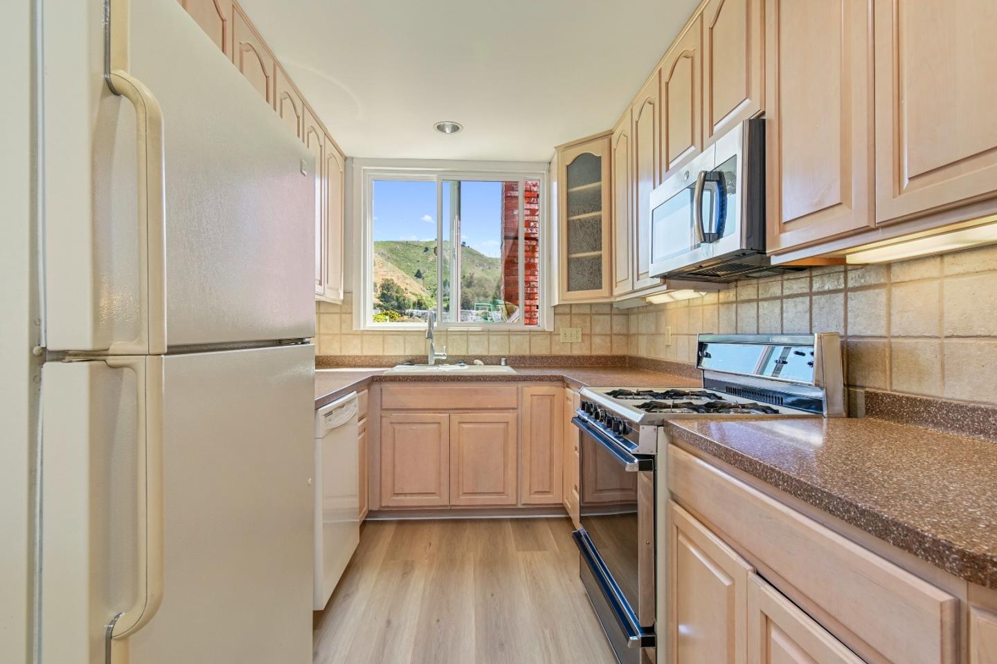 Detail Gallery Image 16 of 63 For 931 Hillside Blvd, Daly City,  CA 94014 - 4 Beds | 1/1 Baths
