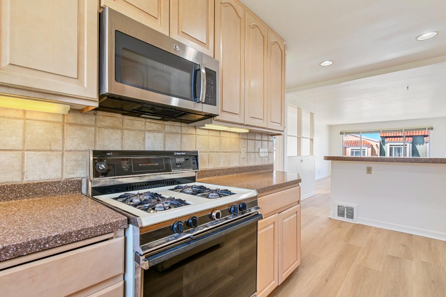 Detail Gallery Image 17 of 63 For 931 Hillside Blvd, Daly City,  CA 94014 - 4 Beds | 1/1 Baths
