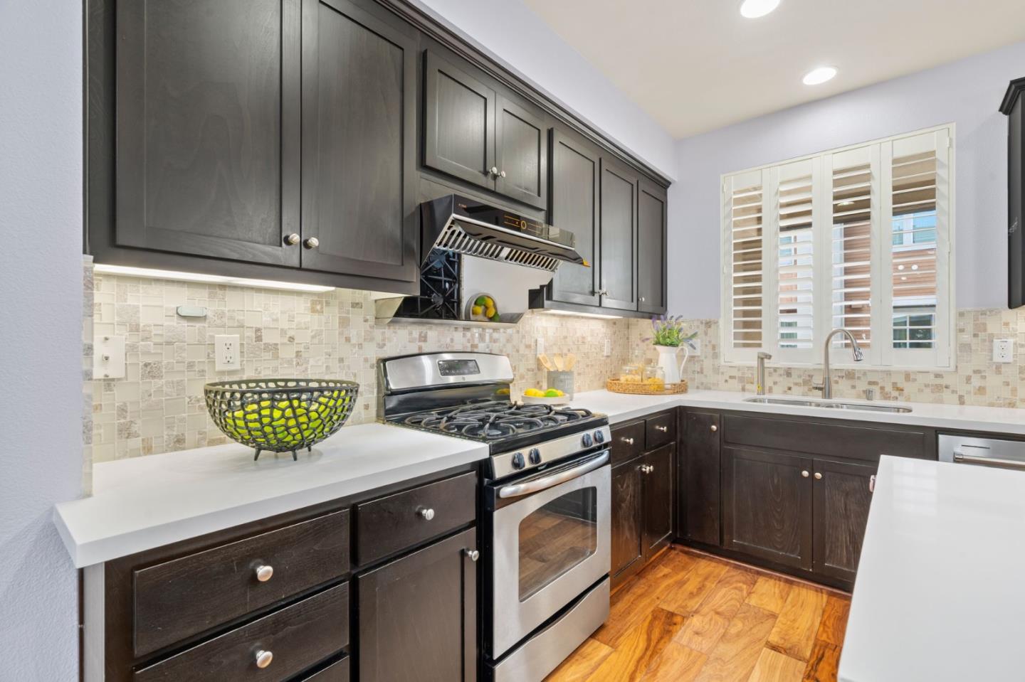 Detail Gallery Image 11 of 36 For 2560 Saffron Way, Mountain View,  CA 94043 - 3 Beds | 3/1 Baths