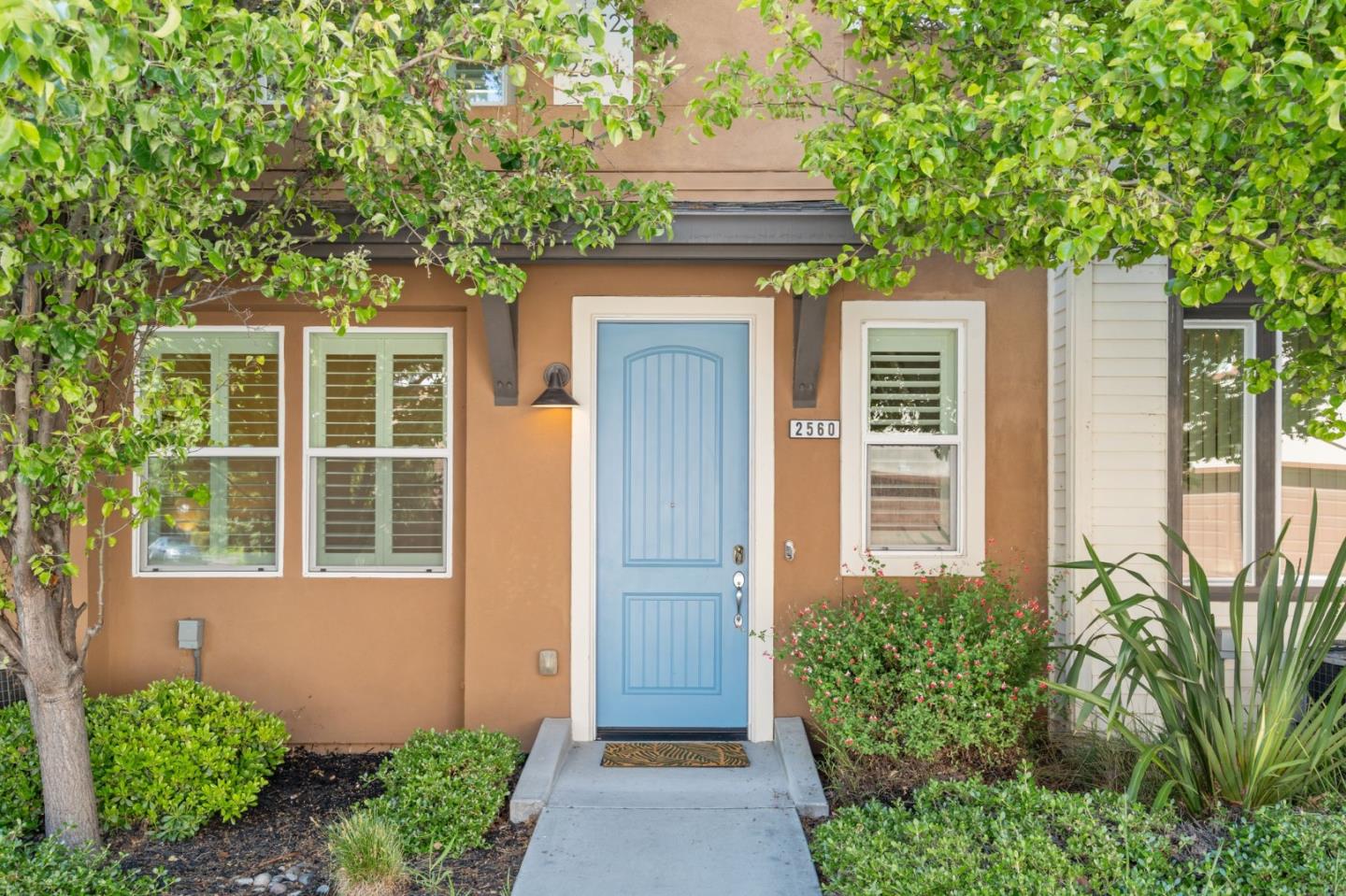 Detail Gallery Image 2 of 36 For 2560 Saffron Way, Mountain View,  CA 94043 - 3 Beds | 3/1 Baths