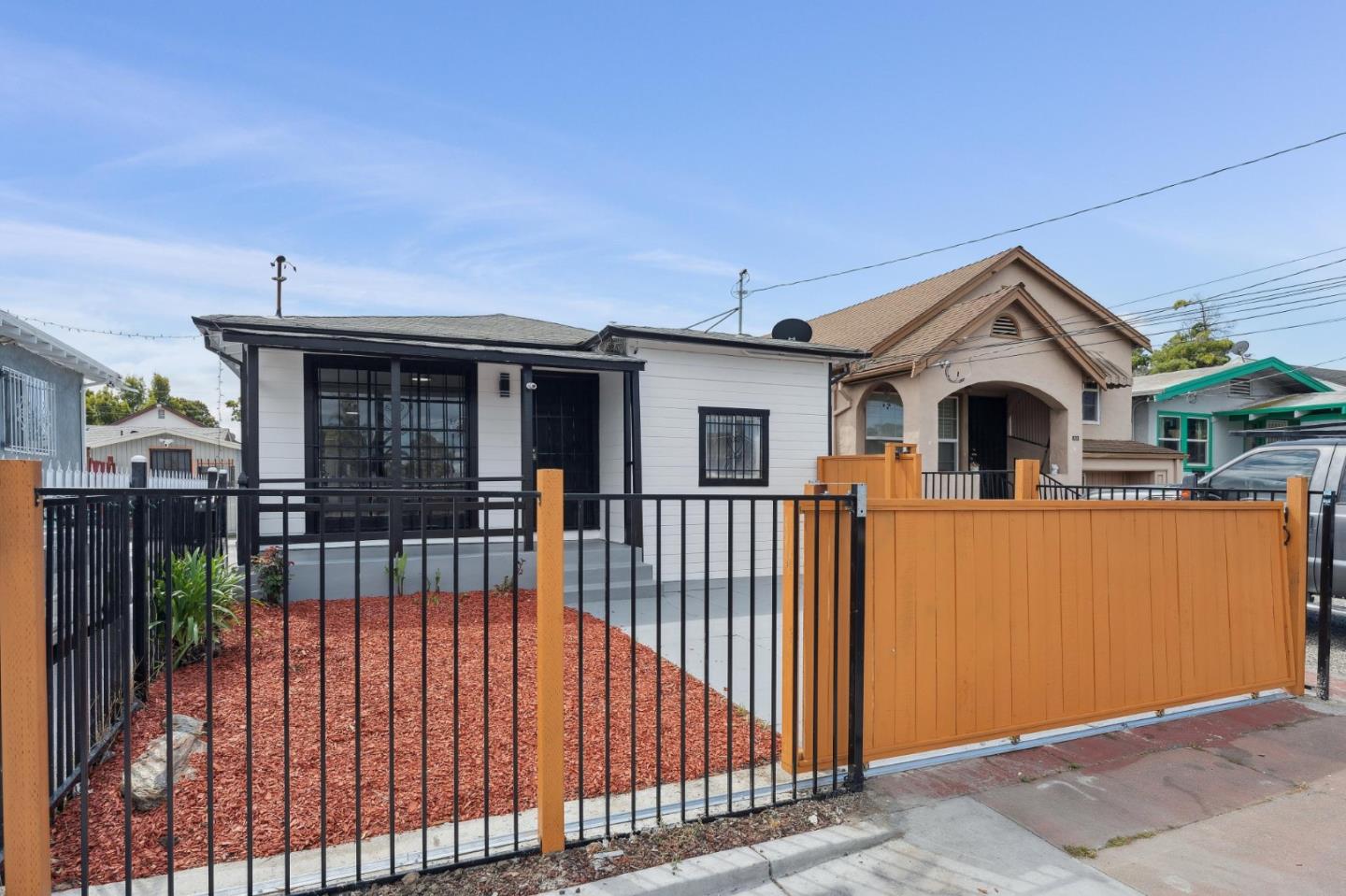 Detail Gallery Image 2 of 45 For 1860 64th, Oakland,  CA 94621 - 2 Beds | 1 Baths