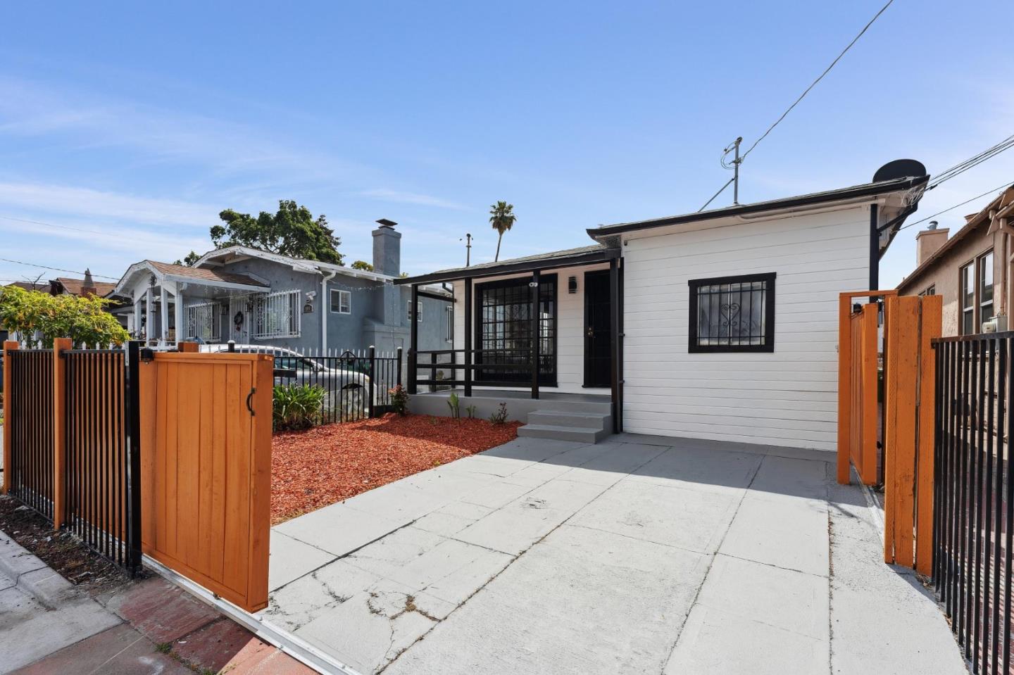 Detail Gallery Image 3 of 45 For 1860 64th, Oakland,  CA 94621 - 2 Beds | 1 Baths