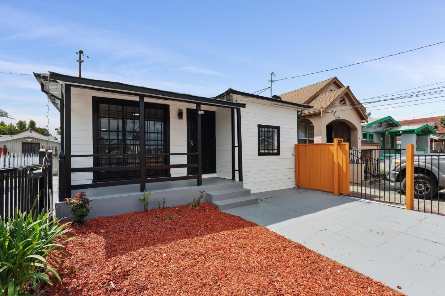 Detail Gallery Image 4 of 45 For 1860 64th, Oakland,  CA 94621 - 2 Beds | 1 Baths