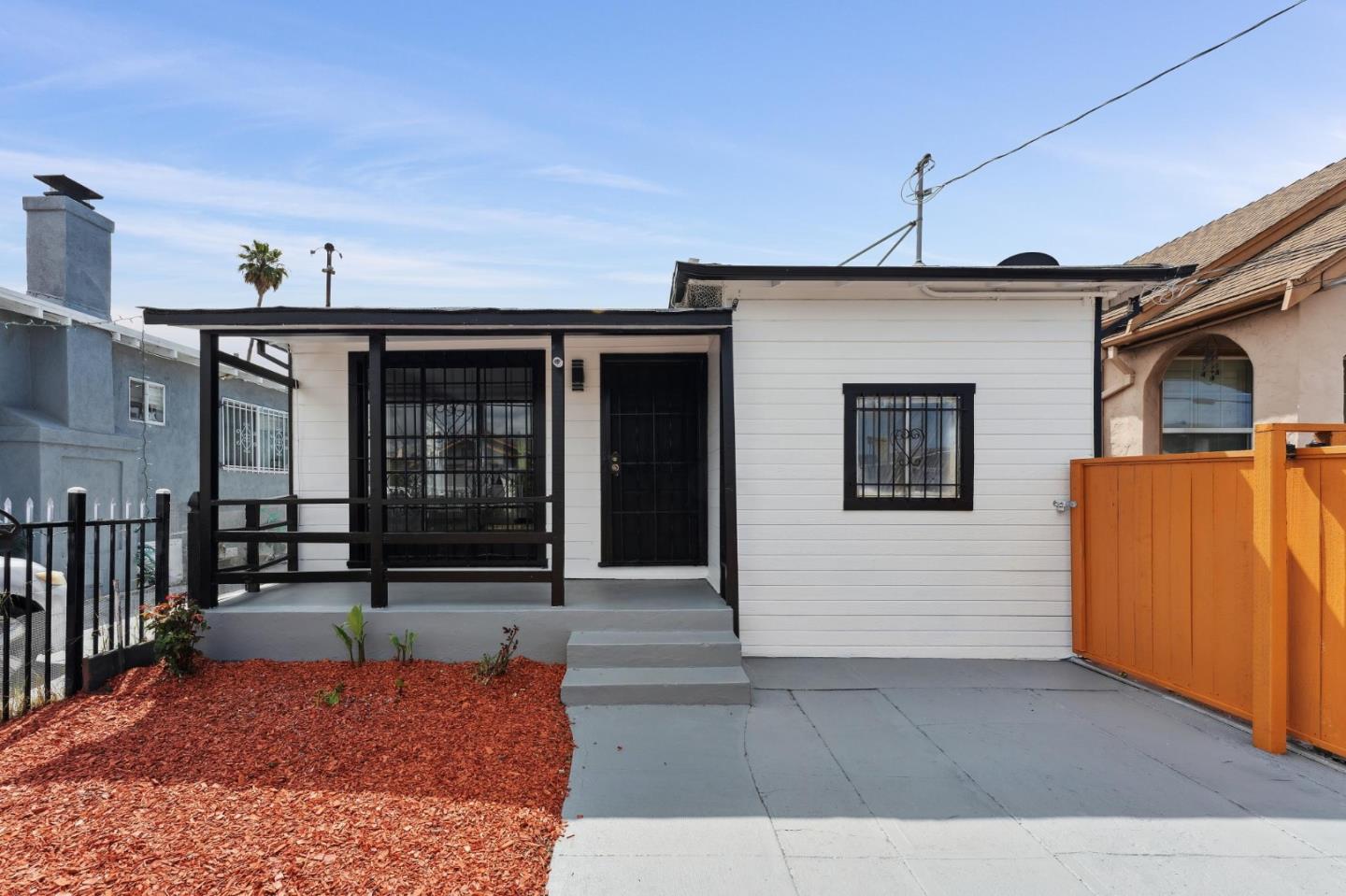 Detail Gallery Image 5 of 45 For 1860 64th, Oakland,  CA 94621 - 2 Beds | 1 Baths