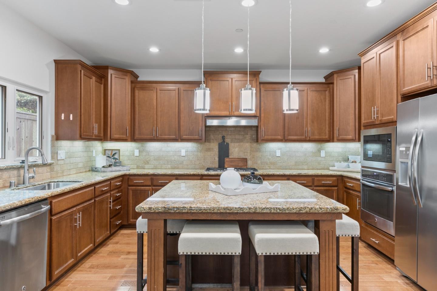 Detail Gallery Image 10 of 31 For 832 Skycrest Dr, San Bruno,  CA 94066 - 4 Beds | 3 Baths