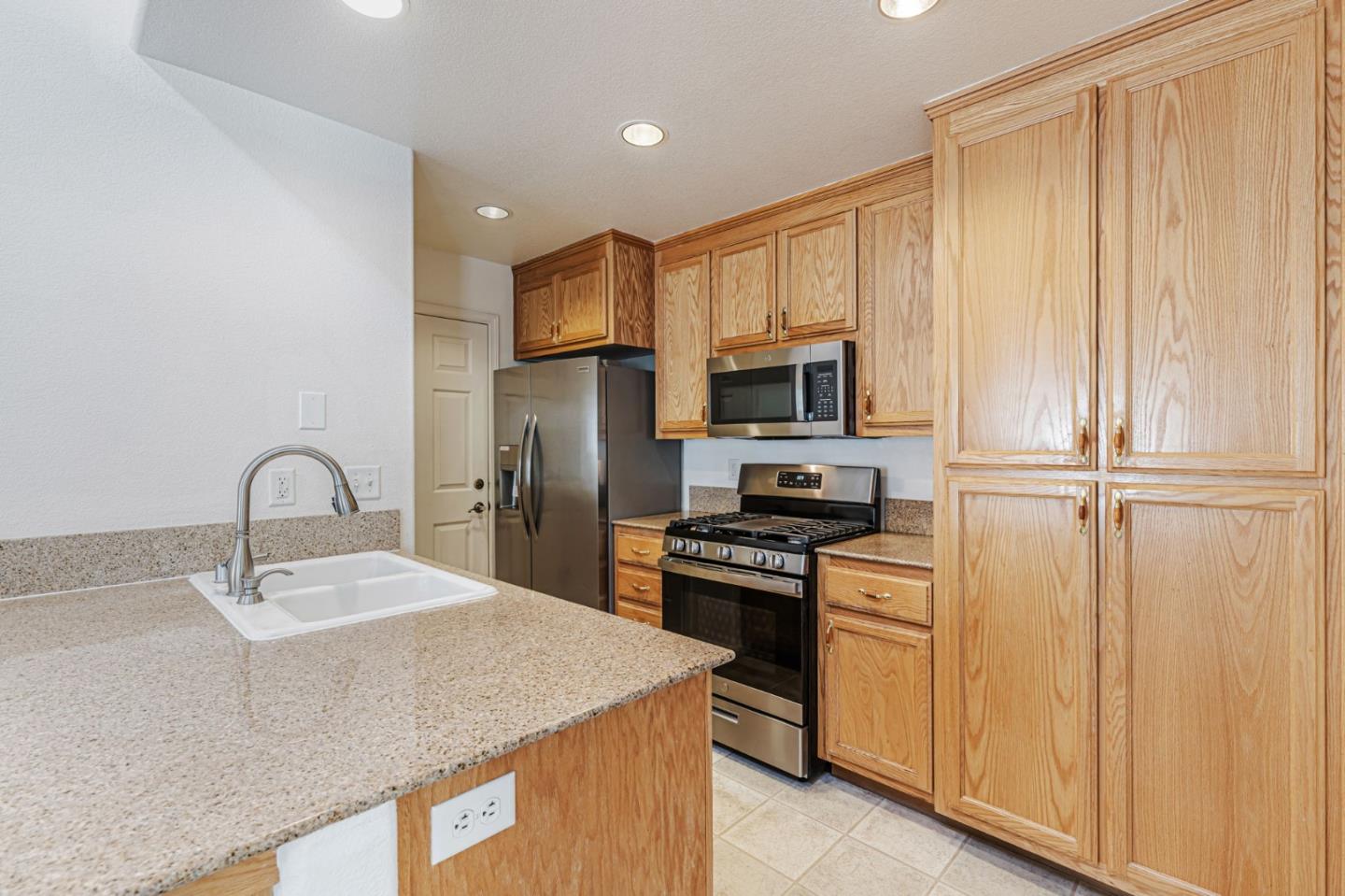 Detail Gallery Image 9 of 67 For 1554 Rosette Way, Gilroy,  CA 95020 - 3 Beds | 2 Baths
