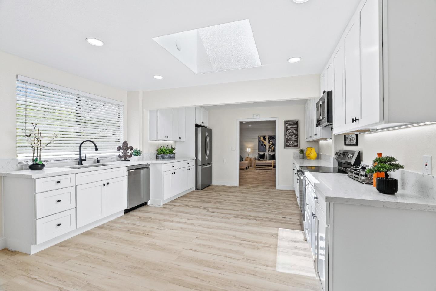 Detail Gallery Image 1 of 37 For 1105 Valota Rd, Redwood City,  CA 94061 - 5 Beds | 3 Baths