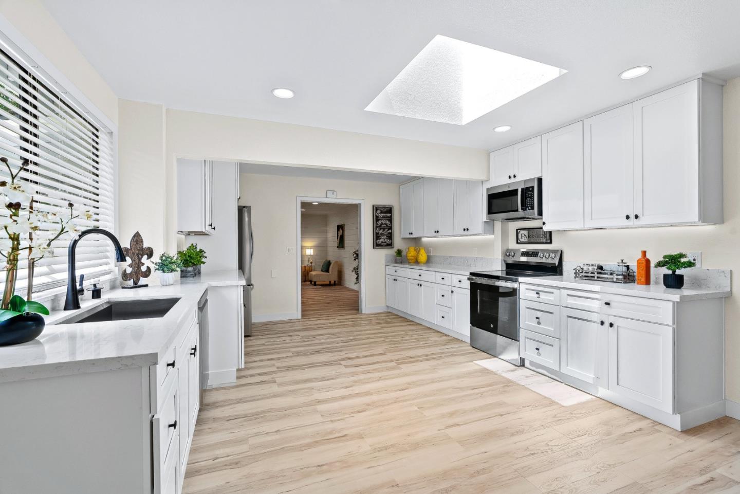 Detail Gallery Image 10 of 37 For 1105 Valota Rd, Redwood City,  CA 94061 - 5 Beds | 3 Baths