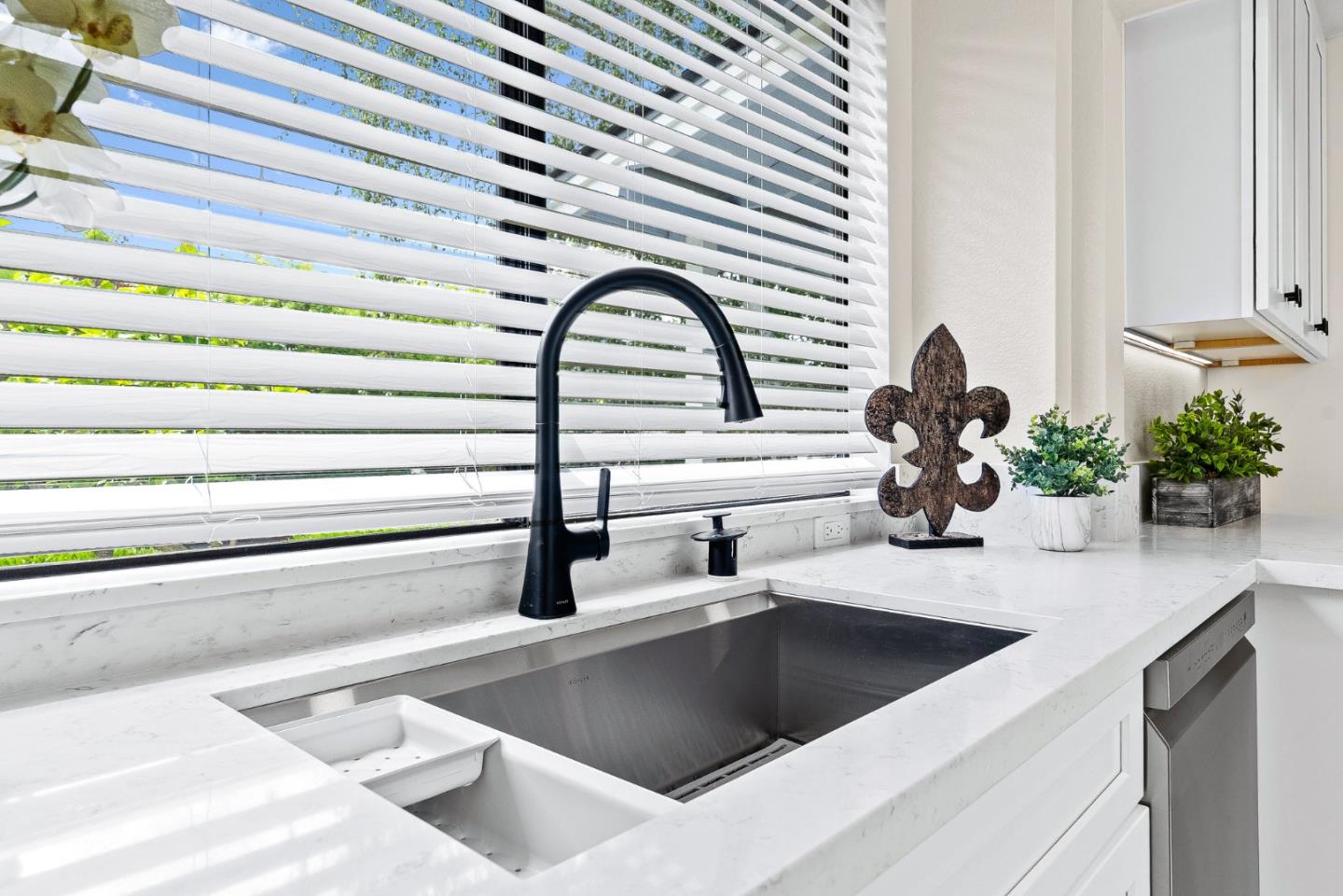 Detail Gallery Image 11 of 37 For 1105 Valota Rd, Redwood City,  CA 94061 - 5 Beds | 3 Baths