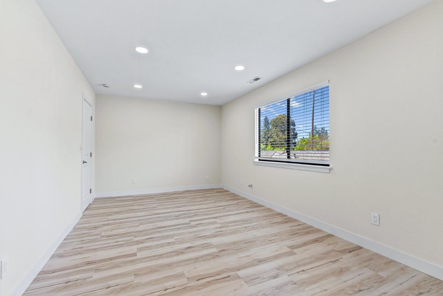 Detail Gallery Image 21 of 37 For 1105 Valota Rd, Redwood City,  CA 94061 - 5 Beds | 3 Baths