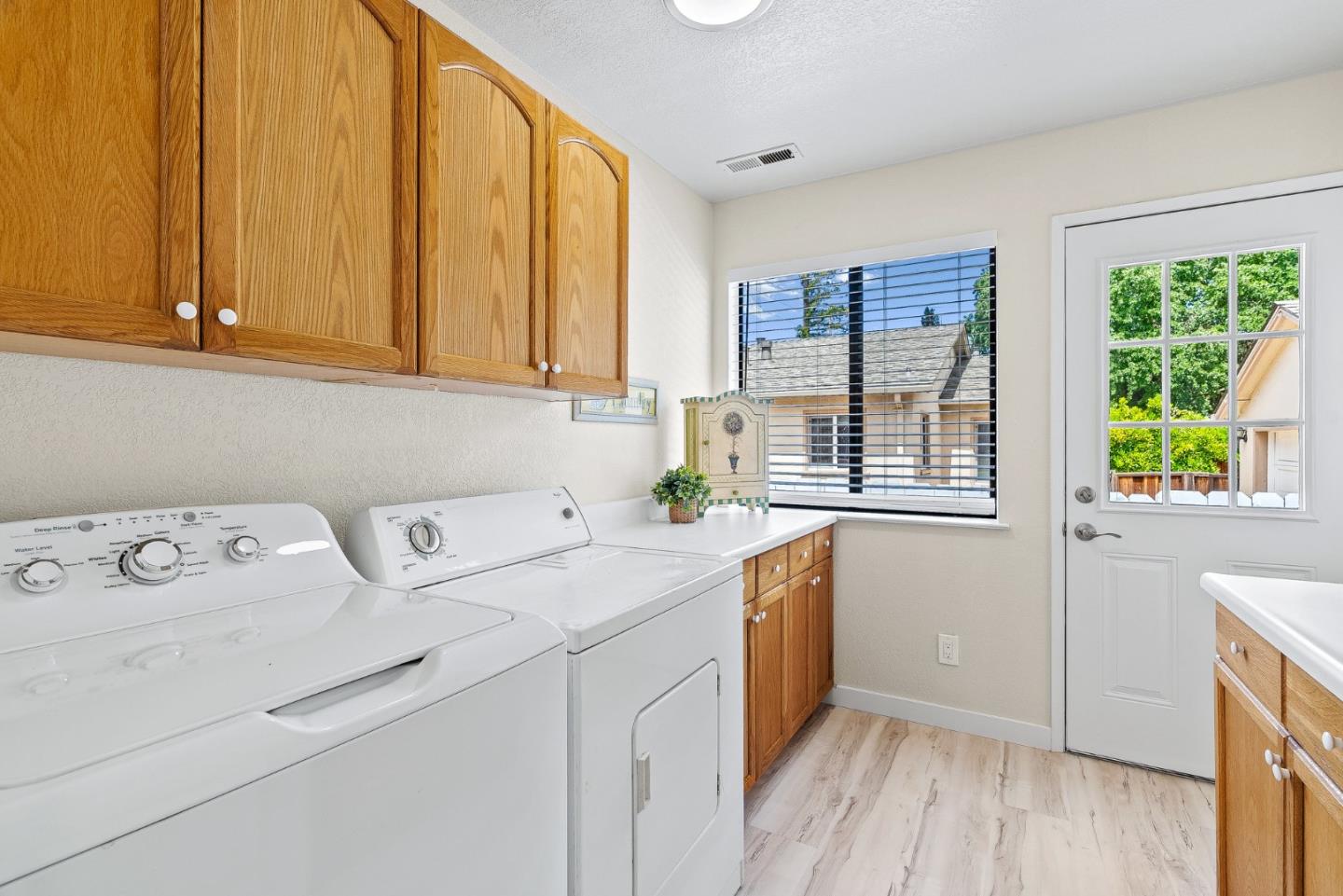 Detail Gallery Image 24 of 37 For 1105 Valota Rd, Redwood City,  CA 94061 - 5 Beds | 3 Baths