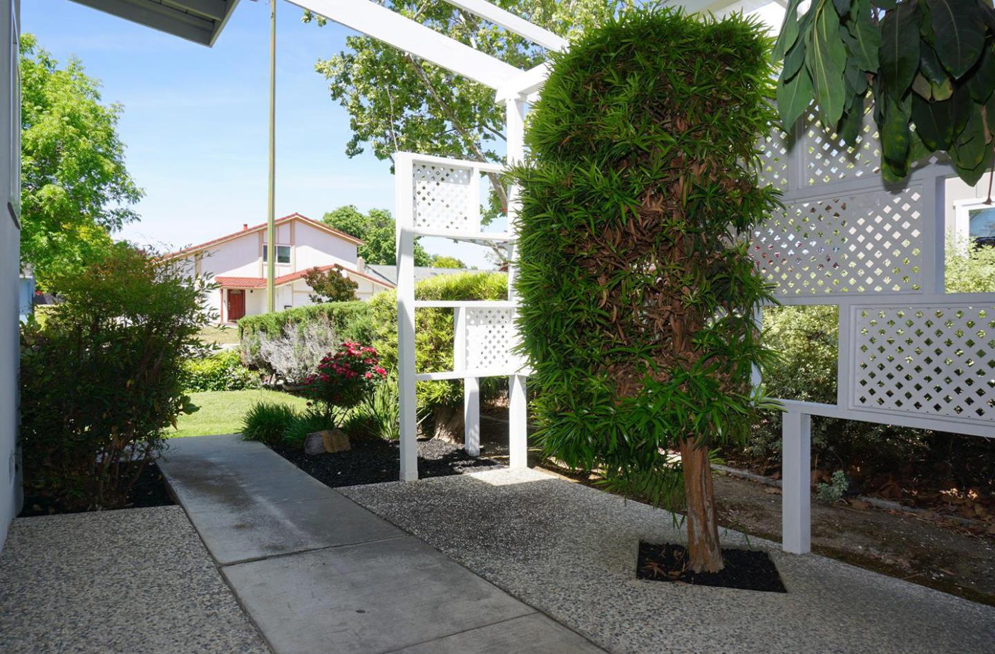 Detail Gallery Image 5 of 38 For 3118 Jenkins Ave, San Jose,  CA 95118 - 3 Beds | 2 Baths