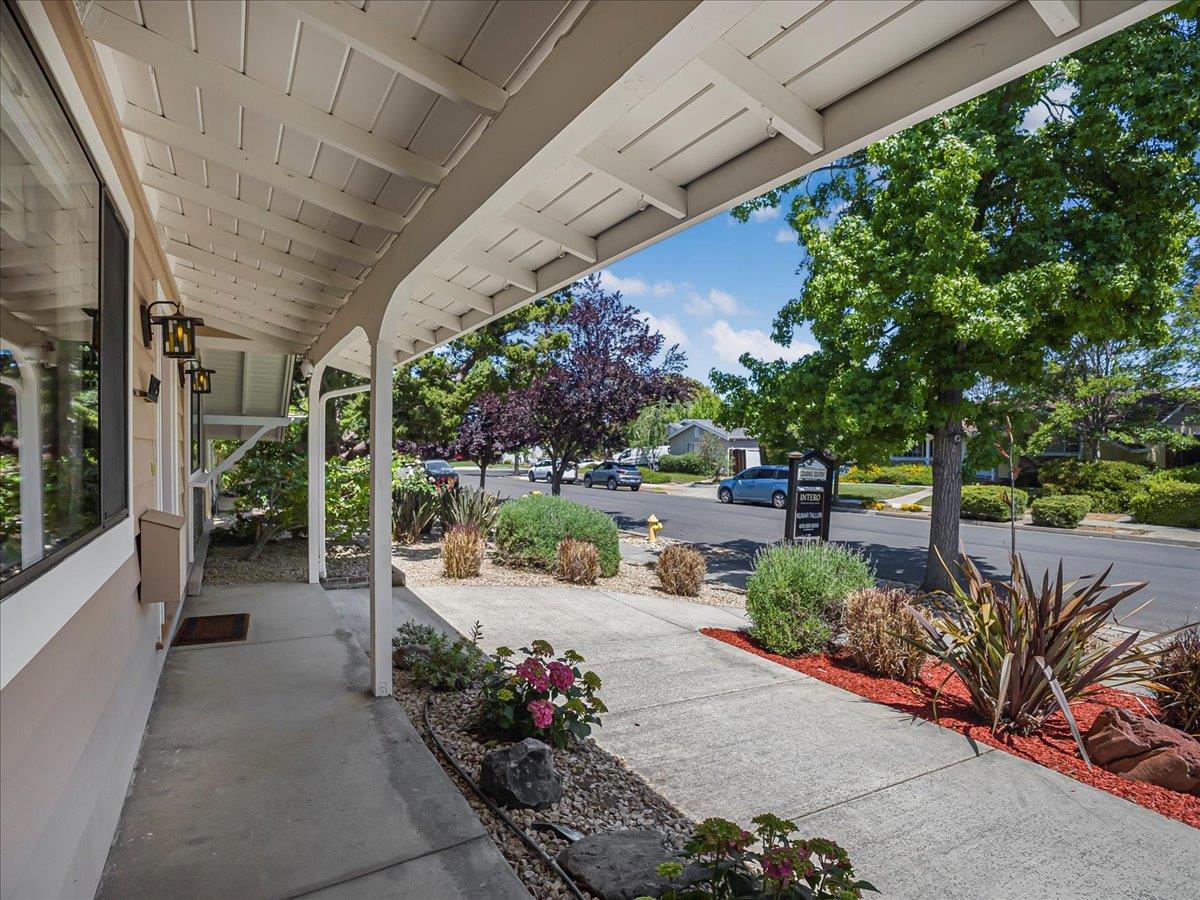 Detail Gallery Image 6 of 62 For 10623 Glenview Ave, Cupertino,  CA 95014 - 3 Beds | 3 Baths