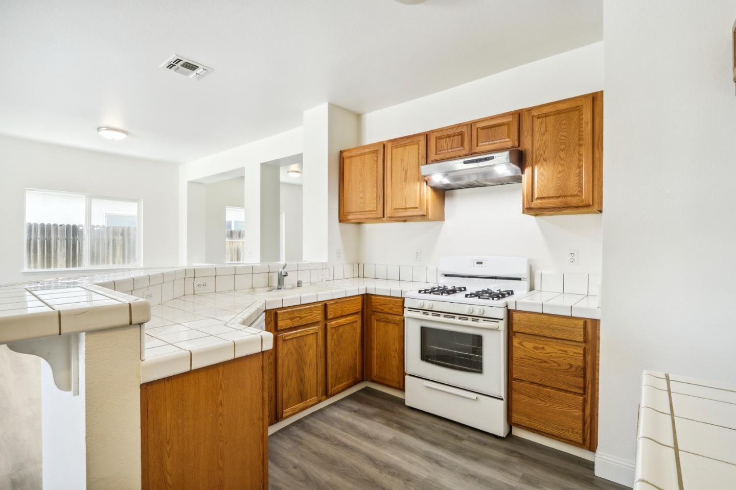 Detail Gallery Image 11 of 30 For 2082 Danvers Way, Sacramento,  CA 95832 - 3 Beds | 2 Baths