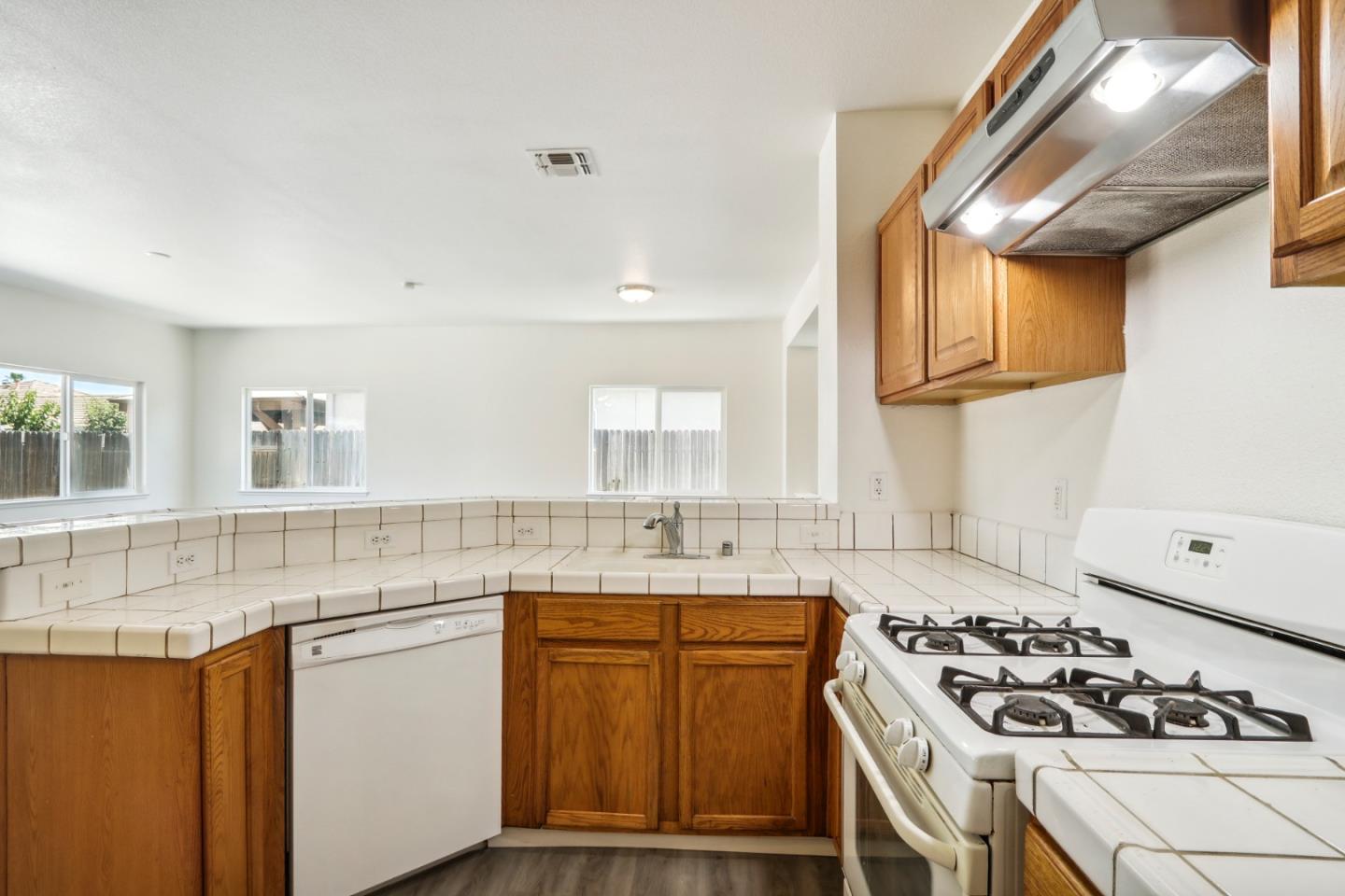 Detail Gallery Image 13 of 30 For 2082 Danvers Way, Sacramento,  CA 95832 - 3 Beds | 2 Baths