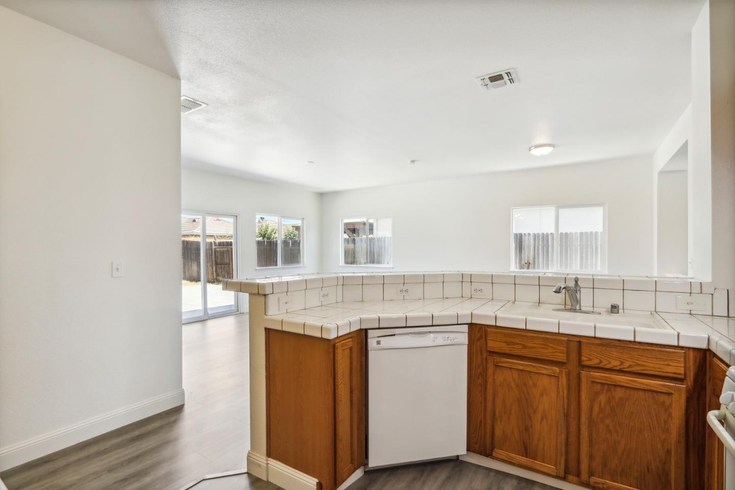 Detail Gallery Image 14 of 30 For 2082 Danvers Way, Sacramento,  CA 95832 - 3 Beds | 2 Baths