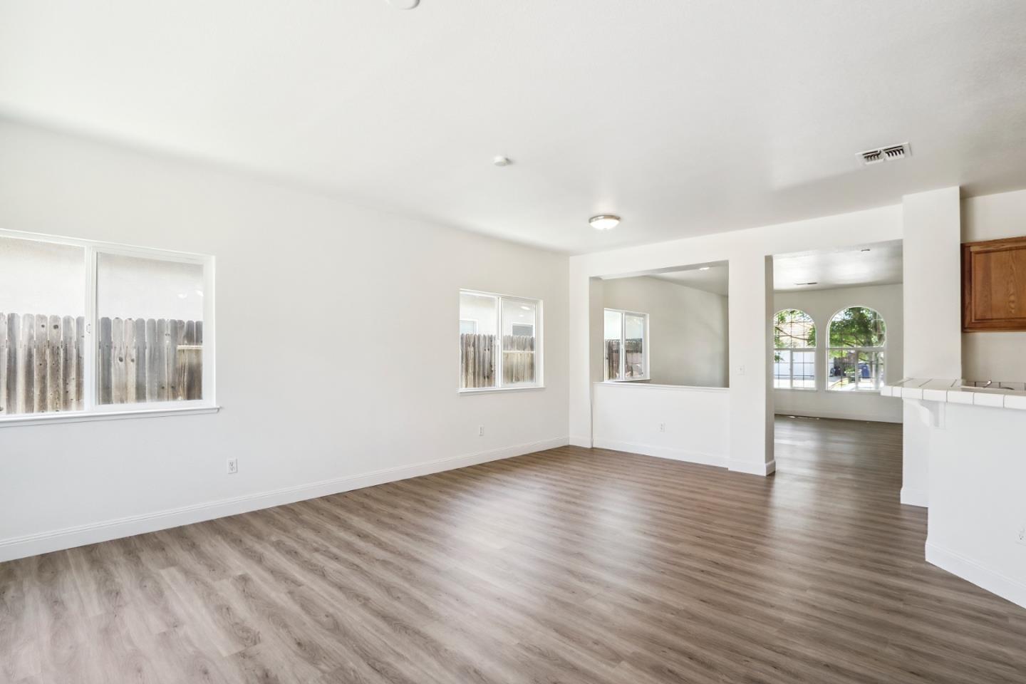 Detail Gallery Image 8 of 30 For 2082 Danvers Way, Sacramento,  CA 95832 - 3 Beds | 2 Baths