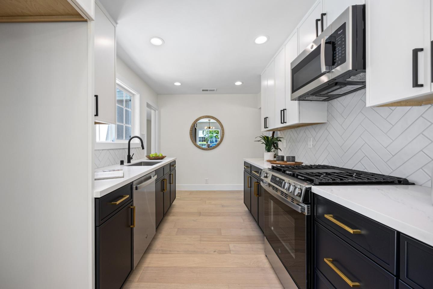 Detail Gallery Image 10 of 33 For 3541 Page St, Redwood City,  CA 94063 - 3 Beds | 2 Baths