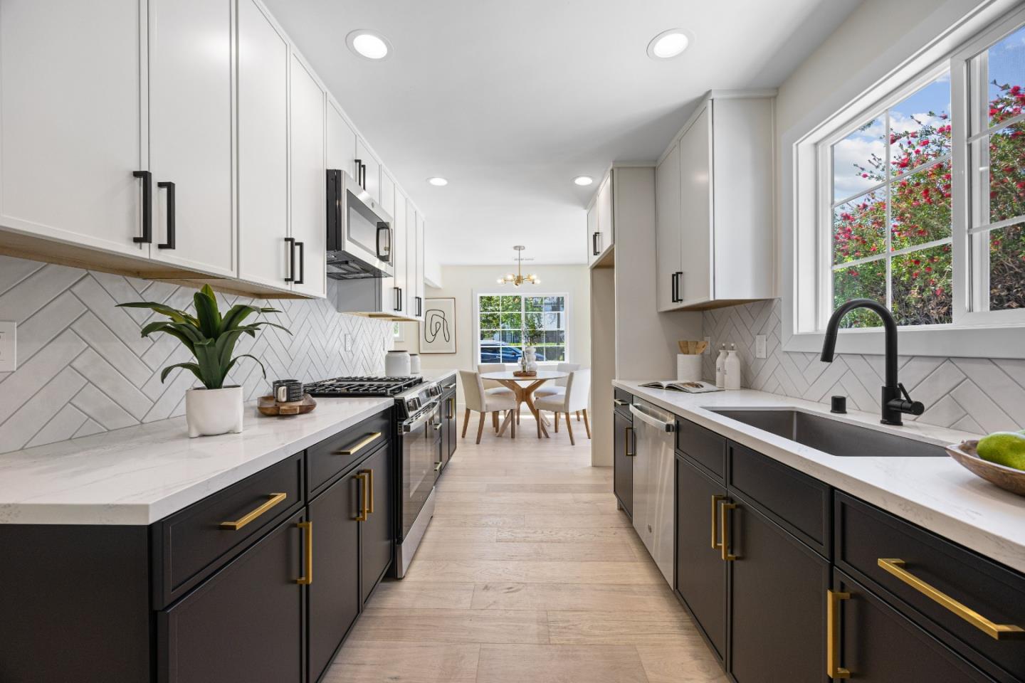 Detail Gallery Image 8 of 33 For 3541 Page St, Redwood City,  CA 94063 - 3 Beds | 2 Baths