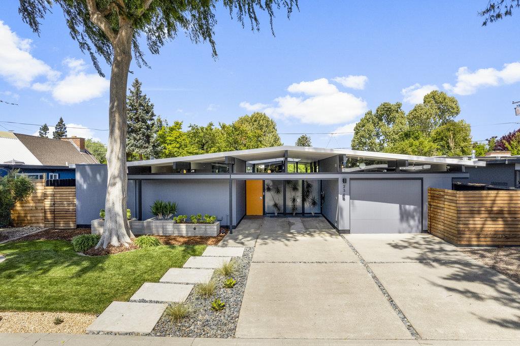 Detail Gallery Image 2 of 62 For 2366 Fairglen Dr, San Jose,  CA 95125 - 4 Beds | 2 Baths