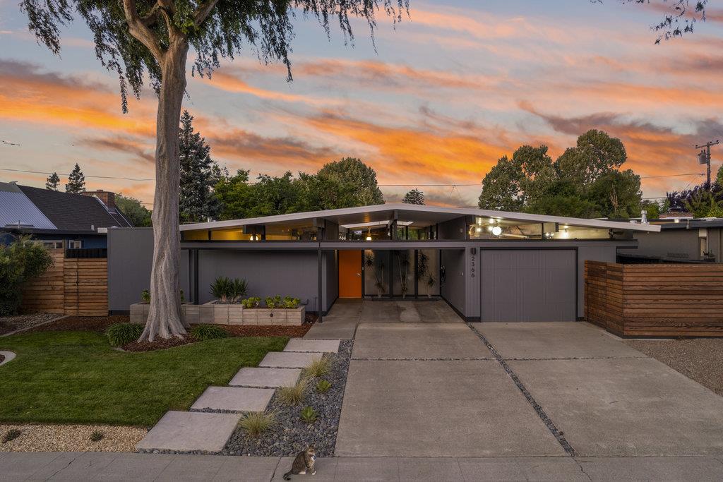 Detail Gallery Image 3 of 62 For 2366 Fairglen Dr, San Jose,  CA 95125 - 4 Beds | 2 Baths