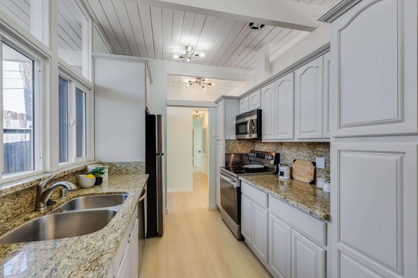 Detail Gallery Image 10 of 32 For 1615 Wolfe Dr, San Mateo,  CA 94402 - 4 Beds | 2 Baths