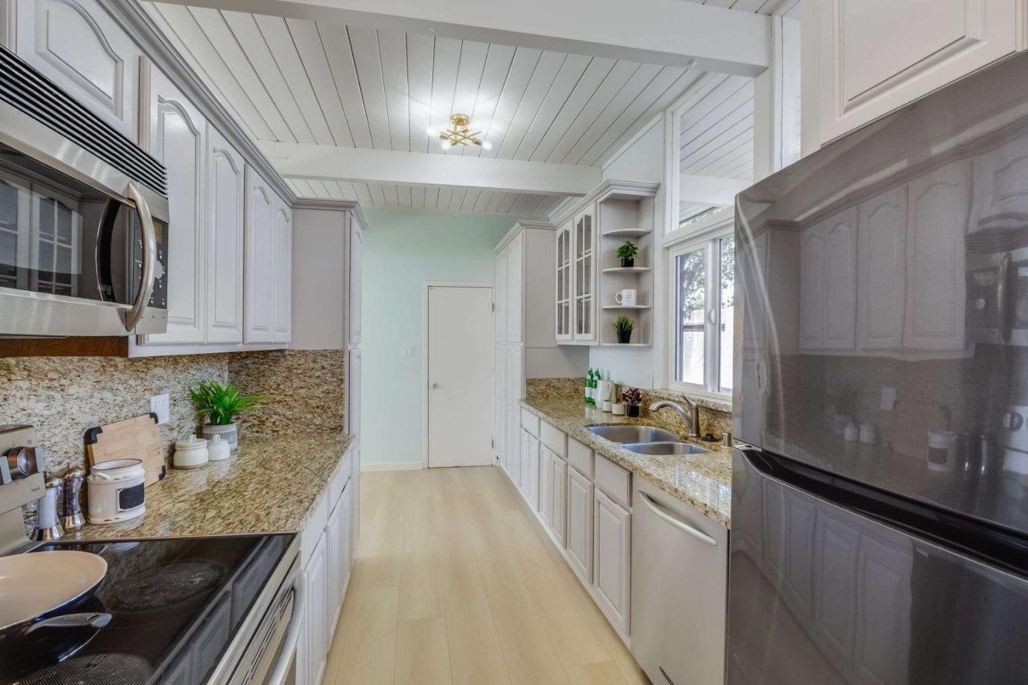 Detail Gallery Image 11 of 32 For 1615 Wolfe Dr, San Mateo,  CA 94402 - 4 Beds | 2 Baths