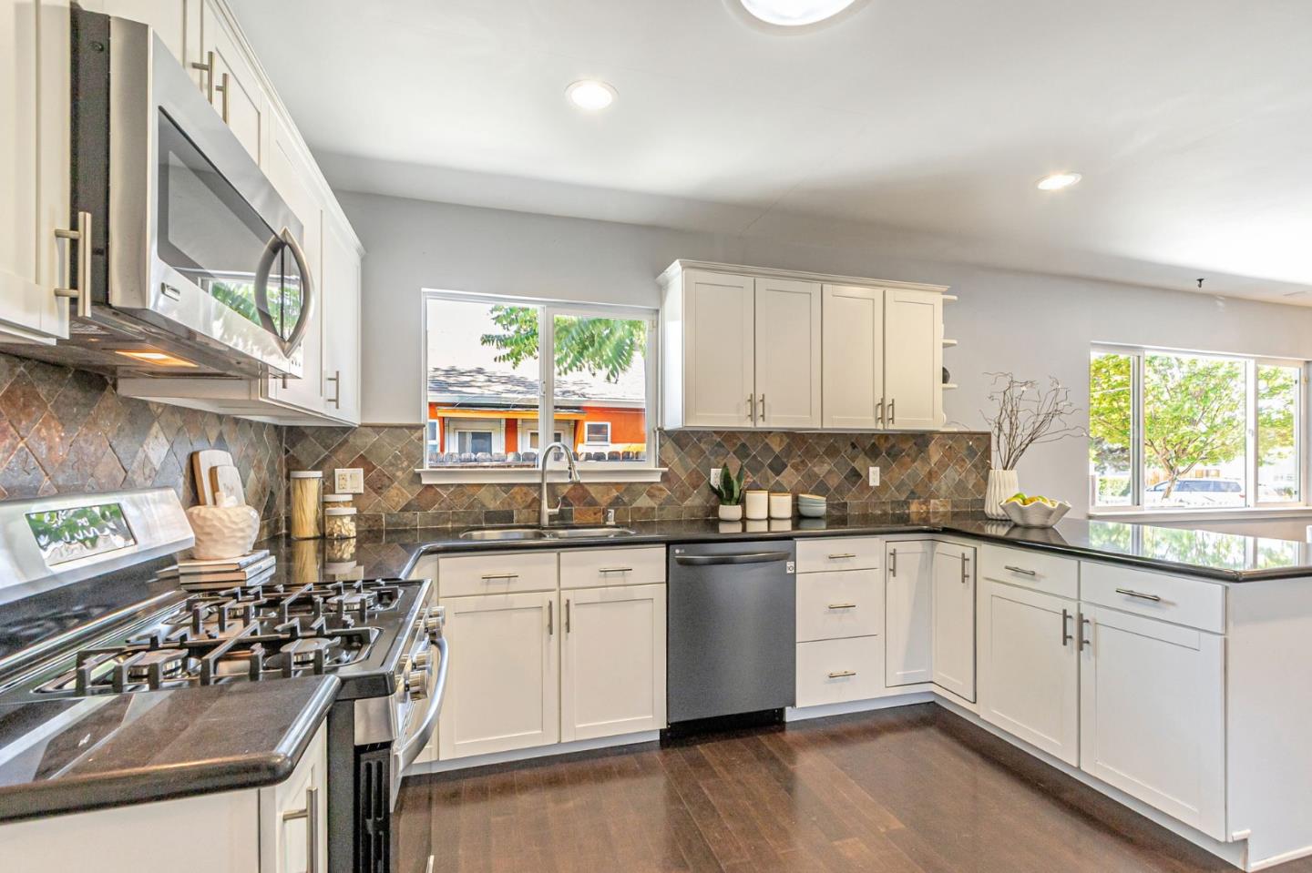 Detail Gallery Image 10 of 43 For 770 N 16th St, San Jose,  CA 95112 - 3 Beds | 3 Baths