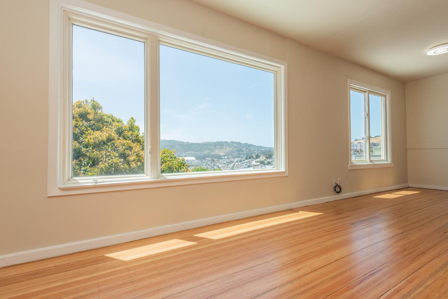 Detail Gallery Image 10 of 72 For 359 Harkness Ave, San Francisco,  CA 94134 - 3 Beds | 2 Baths
