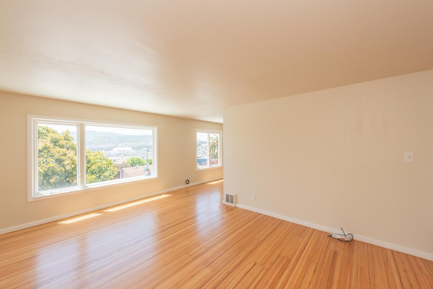 Detail Gallery Image 7 of 72 For 359 Harkness Ave, San Francisco,  CA 94134 - 3 Beds | 2 Baths