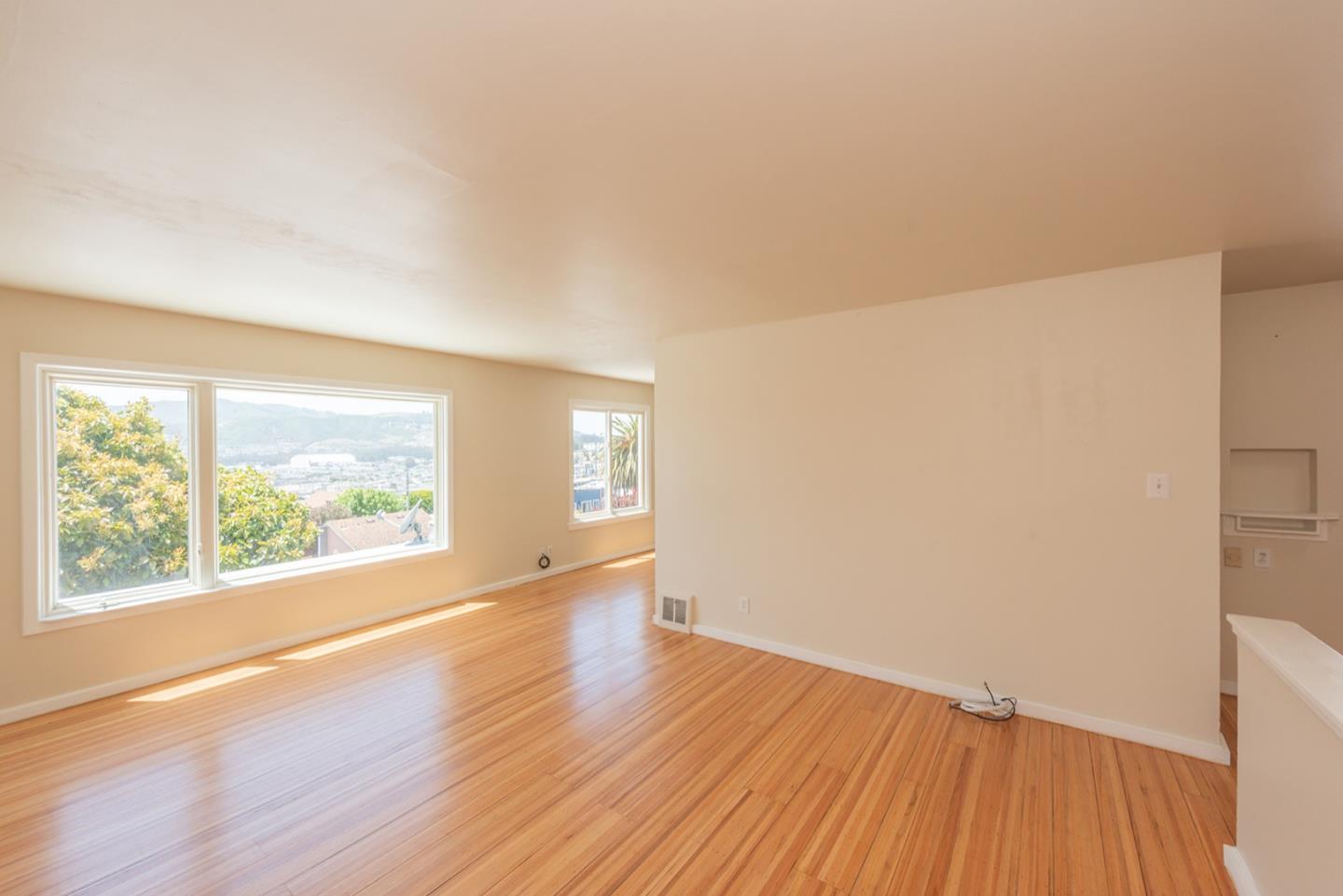 Detail Gallery Image 8 of 72 For 359 Harkness Ave, San Francisco,  CA 94134 - 3 Beds | 2 Baths