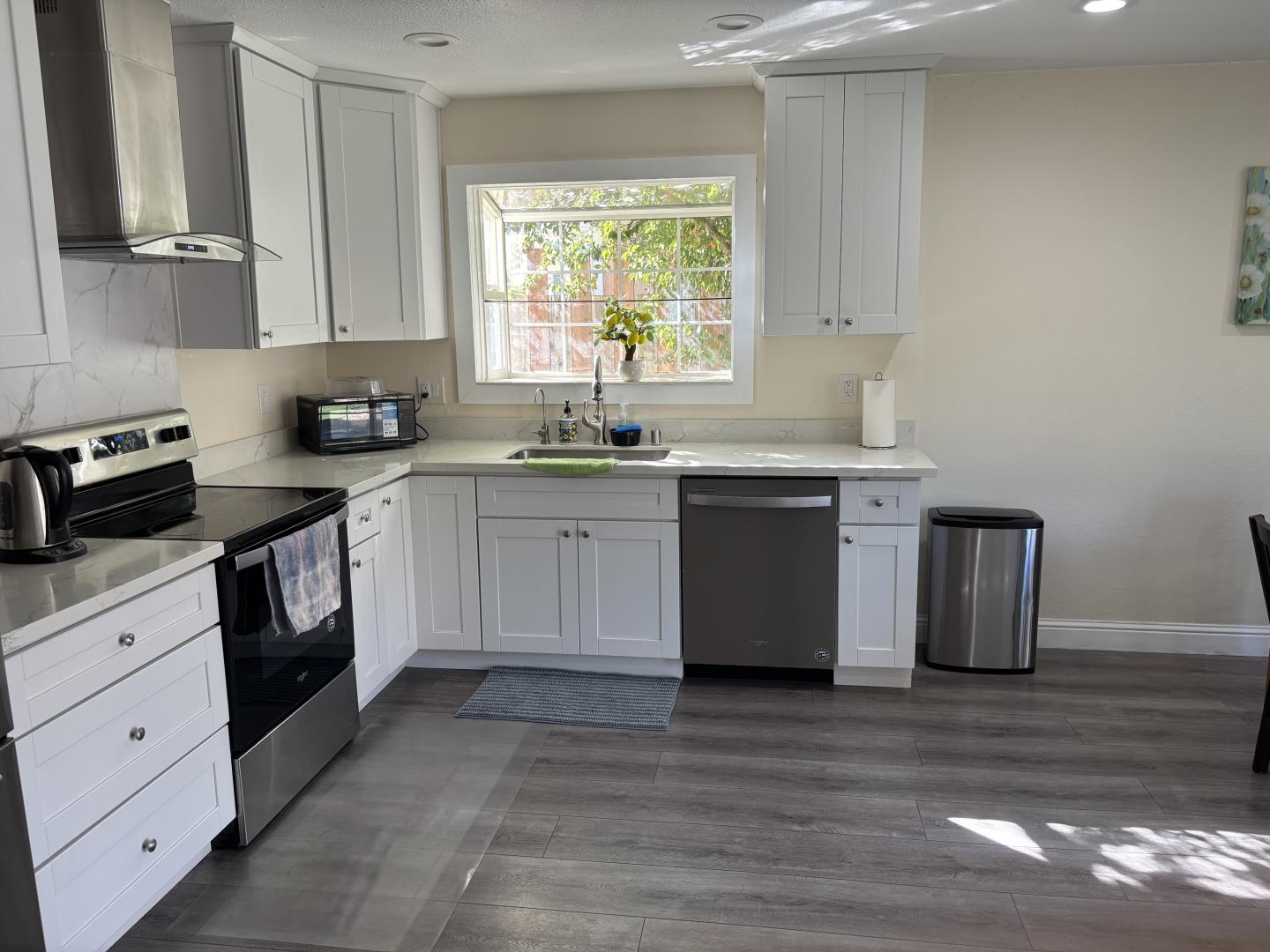 Detail Gallery Image 3 of 21 For 686 Webster Dr, San Jose,  CA 95133 - 4 Beds | 2 Baths