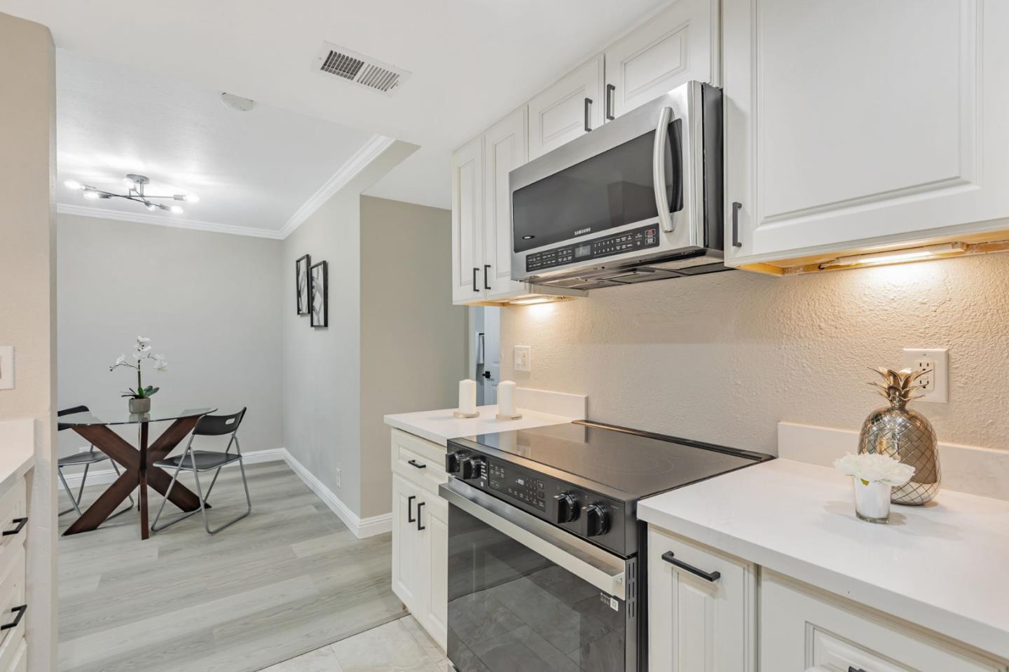 Detail Gallery Image 14 of 33 For 891 W California Ave #M,  Sunnyvale,  CA 94086 - 2 Beds | 1/1 Baths