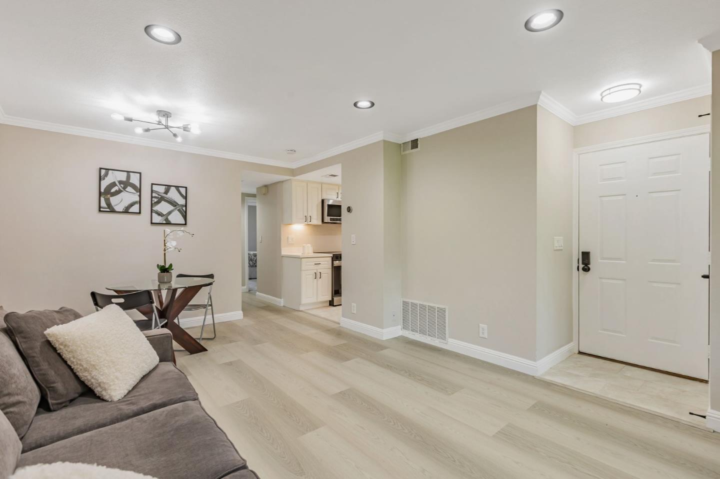 Detail Gallery Image 4 of 33 For 891 W California Ave #M,  Sunnyvale,  CA 94086 - 2 Beds | 1/1 Baths