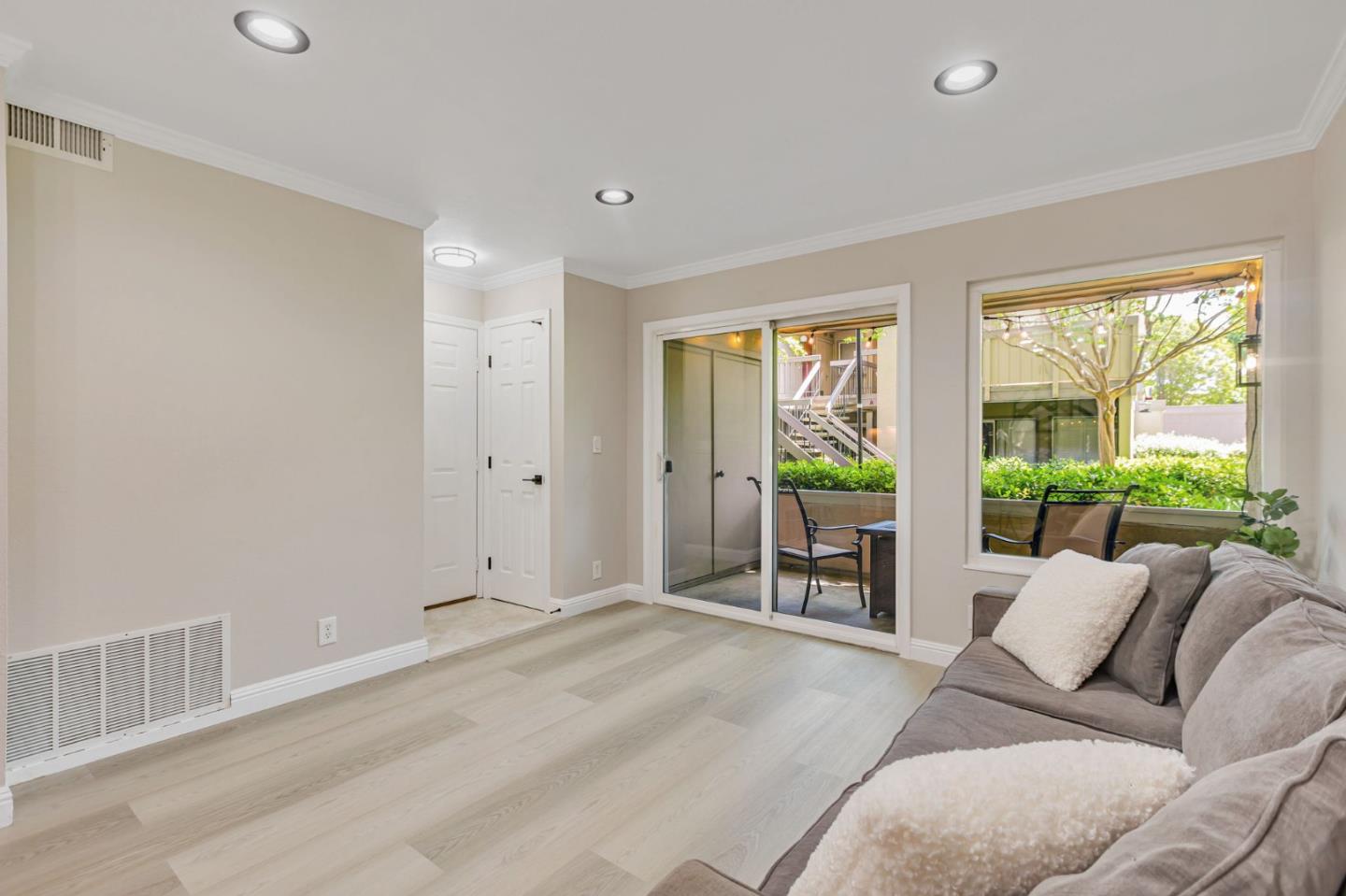 Detail Gallery Image 5 of 33 For 891 W California Ave #M,  Sunnyvale,  CA 94086 - 2 Beds | 1/1 Baths