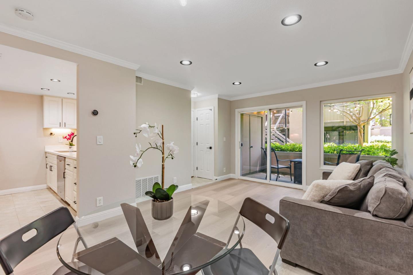 Detail Gallery Image 7 of 33 For 891 W California Ave #M,  Sunnyvale,  CA 94086 - 2 Beds | 1/1 Baths