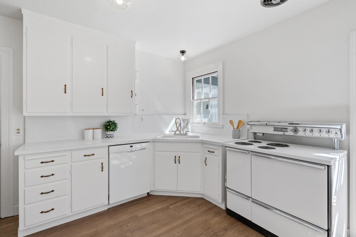 Detail Gallery Image 15 of 66 For 206 Frances Ln, Redwood City,  CA 94062 - 4 Beds | 2 Baths