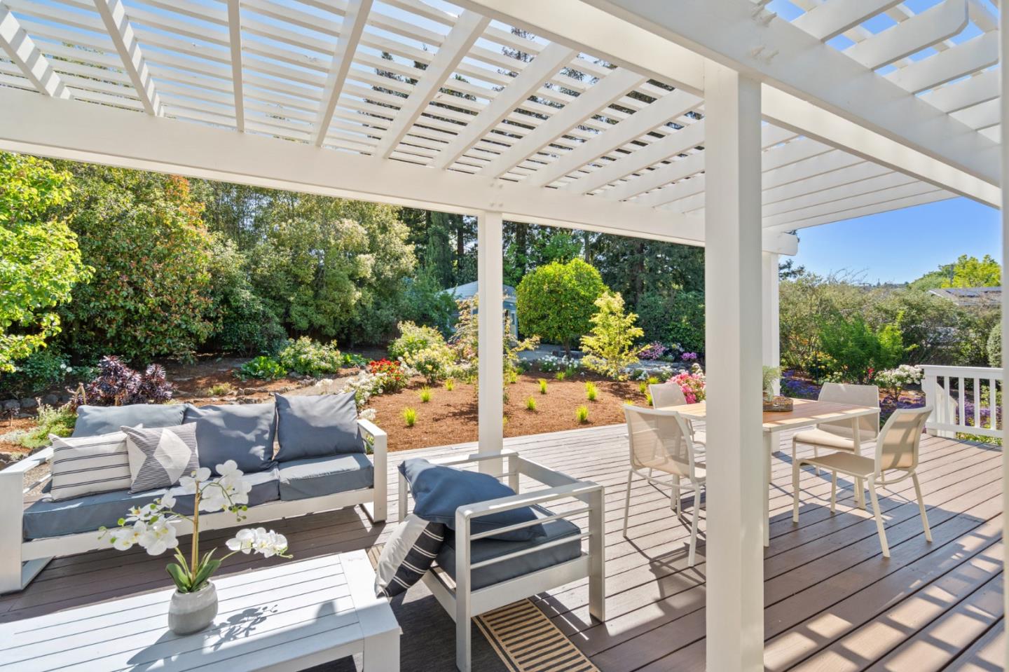 Detail Gallery Image 4 of 66 For 206 Frances Ln, Redwood City,  CA 94062 - 4 Beds | 2 Baths