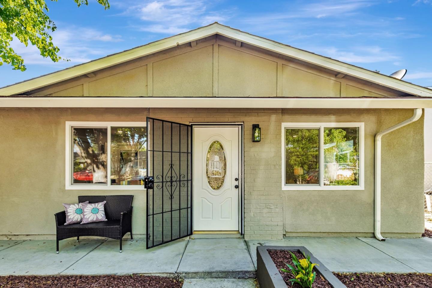 Detail Gallery Image 2 of 29 For 3855 Kauai Dr, San Jose,  CA 95111 - 4 Beds | 2 Baths
