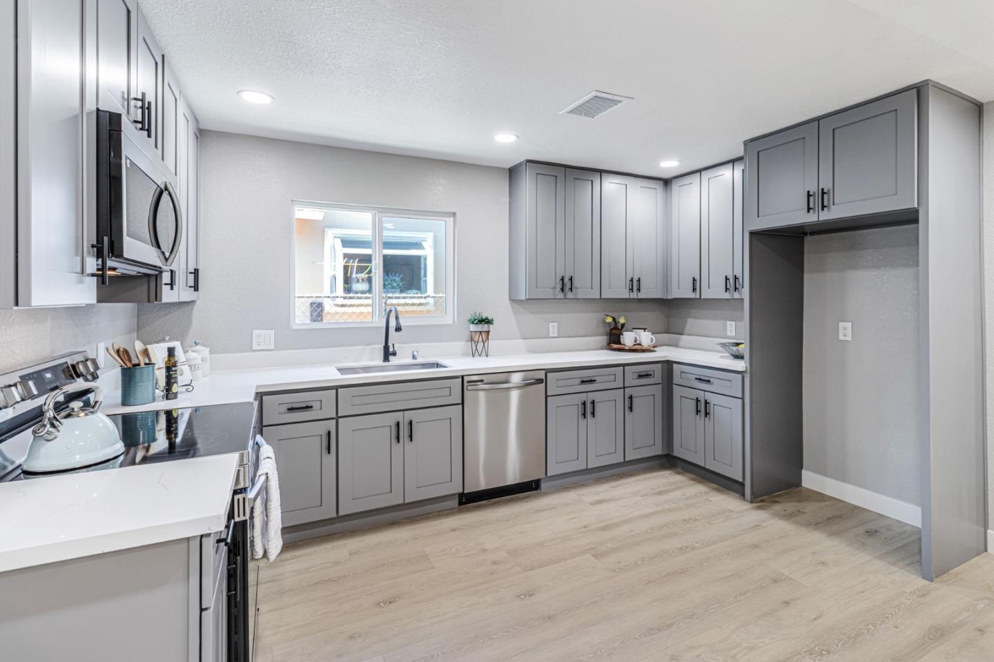 Detail Gallery Image 6 of 29 For 3855 Kauai Dr, San Jose,  CA 95111 - 4 Beds | 2 Baths