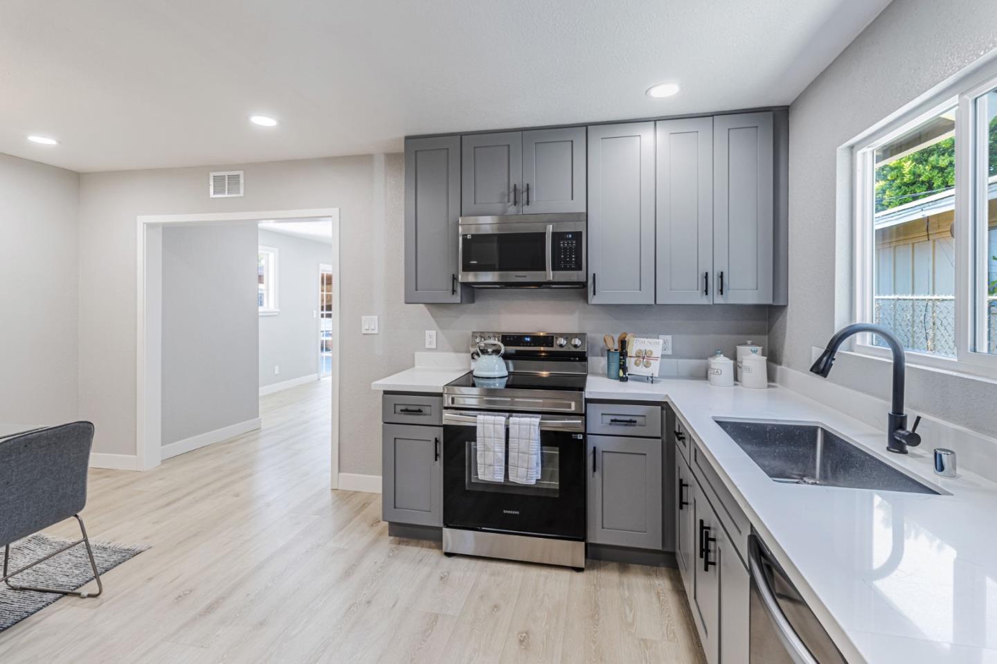 Detail Gallery Image 8 of 29 For 3855 Kauai Dr, San Jose,  CA 95111 - 4 Beds | 2 Baths
