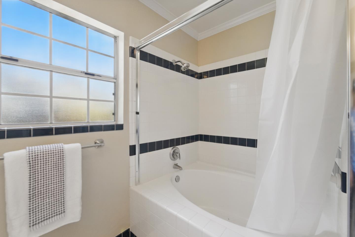 Detail Gallery Image 12 of 44 For 1344 Iris Ct, San Jose,  CA 95125 - 3 Beds | 2/1 Baths