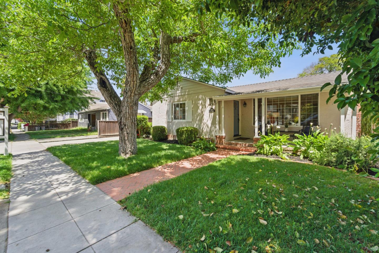 Detail Gallery Image 3 of 44 For 1344 Iris Ct, San Jose,  CA 95125 - 3 Beds | 2/1 Baths