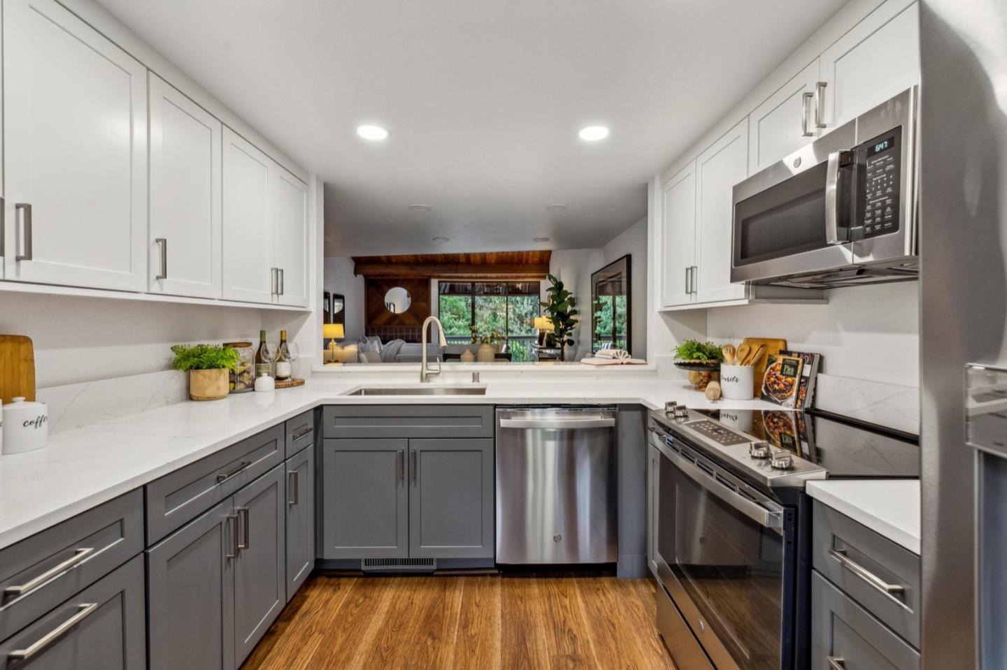 Detail Gallery Image 25 of 84 For 2327 Ticonderoga Dr, San Mateo,  CA 94402 - 2 Beds | 2/1 Baths