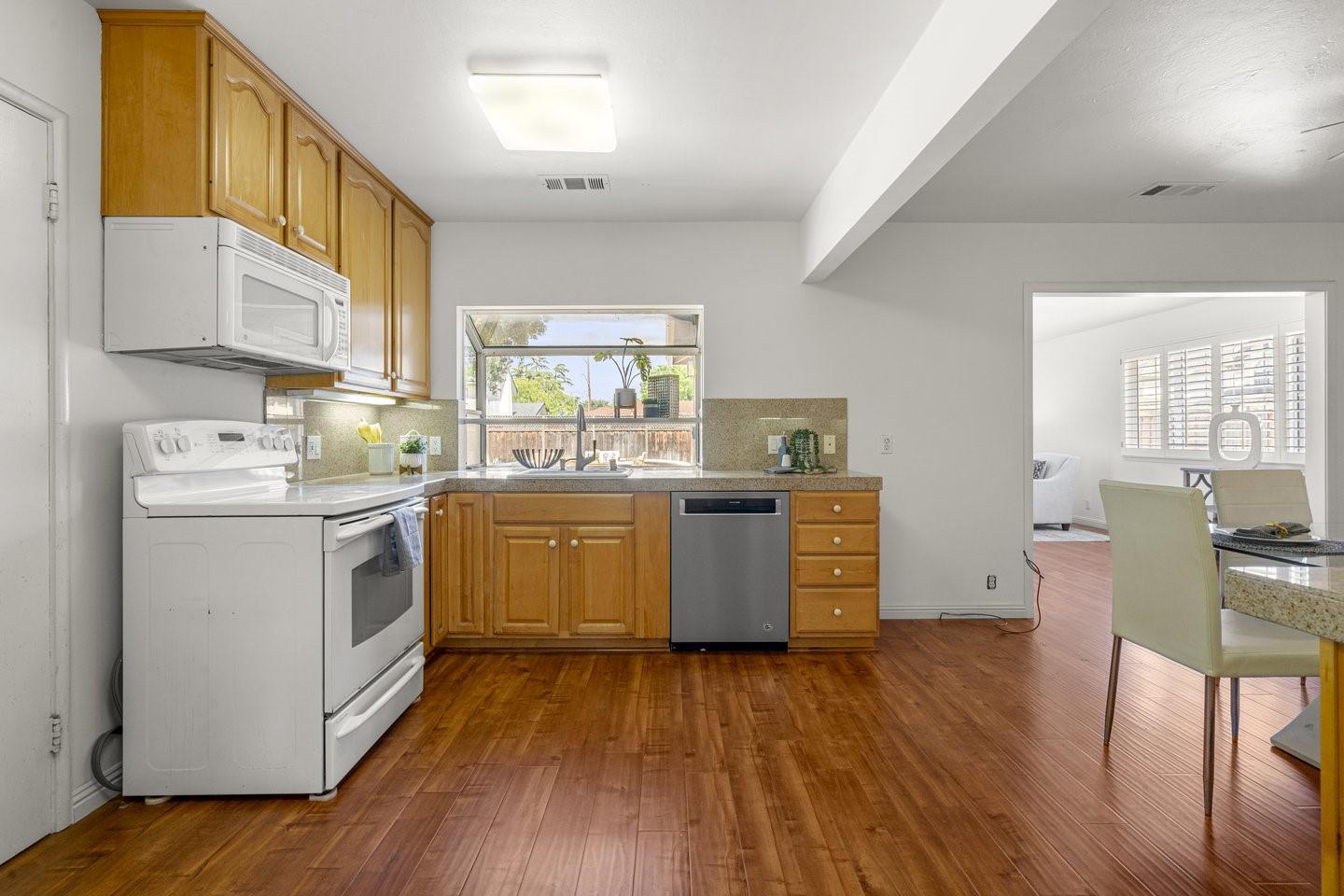Detail Gallery Image 13 of 46 For 1394 Pauline Dr, Sunnyvale,  CA 94087 - 4 Beds | 2 Baths