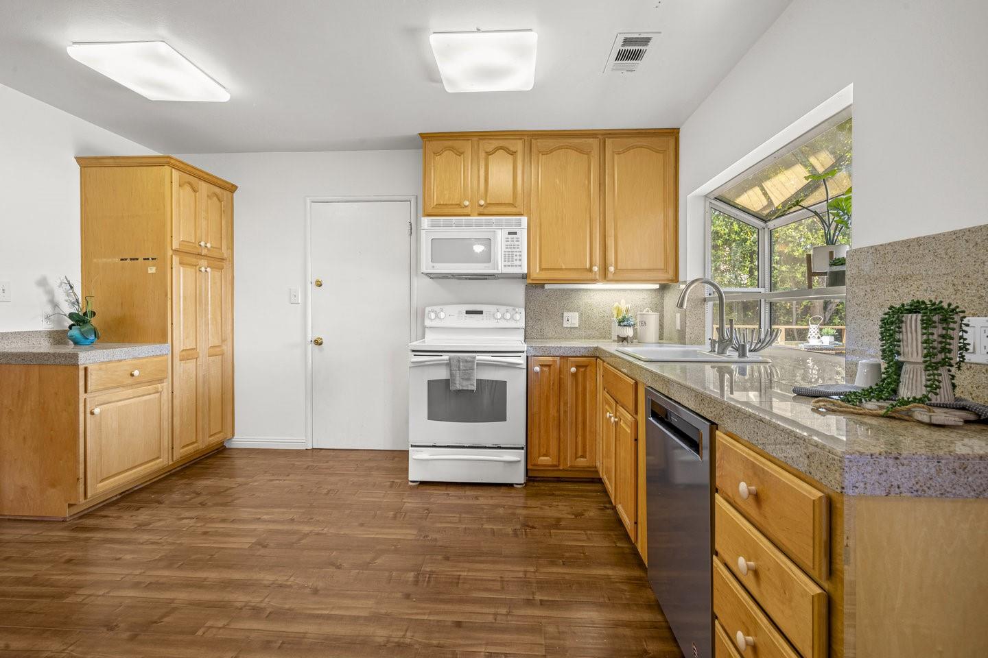 Detail Gallery Image 14 of 46 For 1394 Pauline Dr, Sunnyvale,  CA 94087 - 4 Beds | 2 Baths