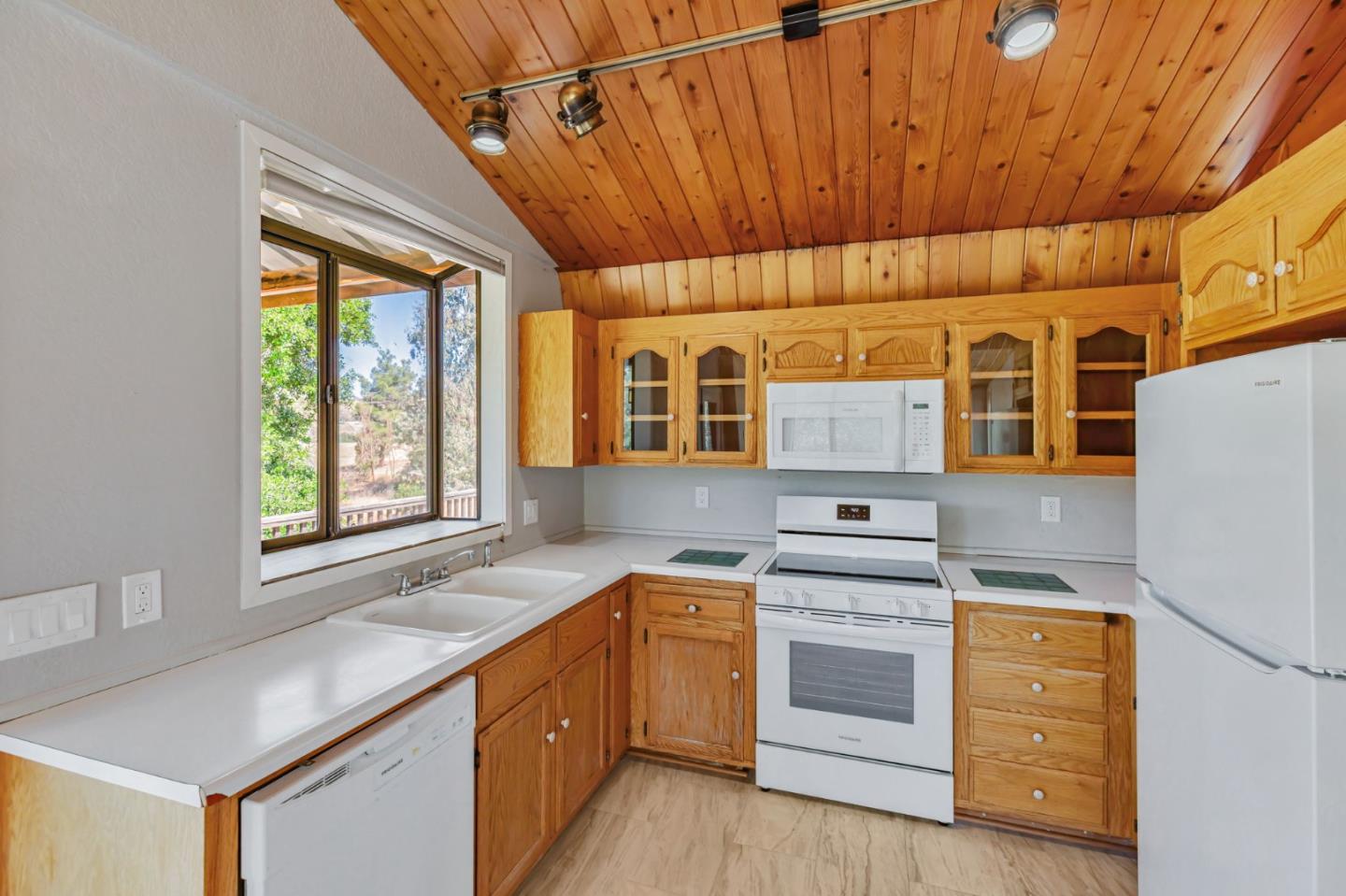 Detail Gallery Image 12 of 73 For 20104 Panoche Rd, Paicines,  CA 95043 - 2 Beds | 2 Baths