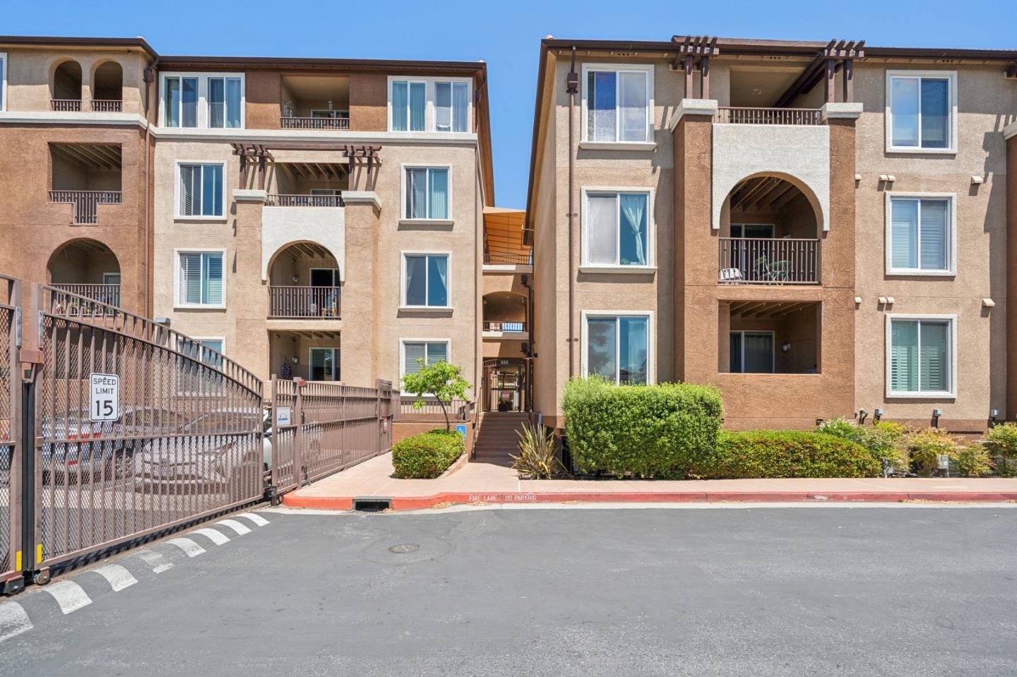 Detail Gallery Image 20 of 30 For 801 S Winchester Blvd #2305,  San Jose,  CA 95128 - 3 Beds | 2 Baths